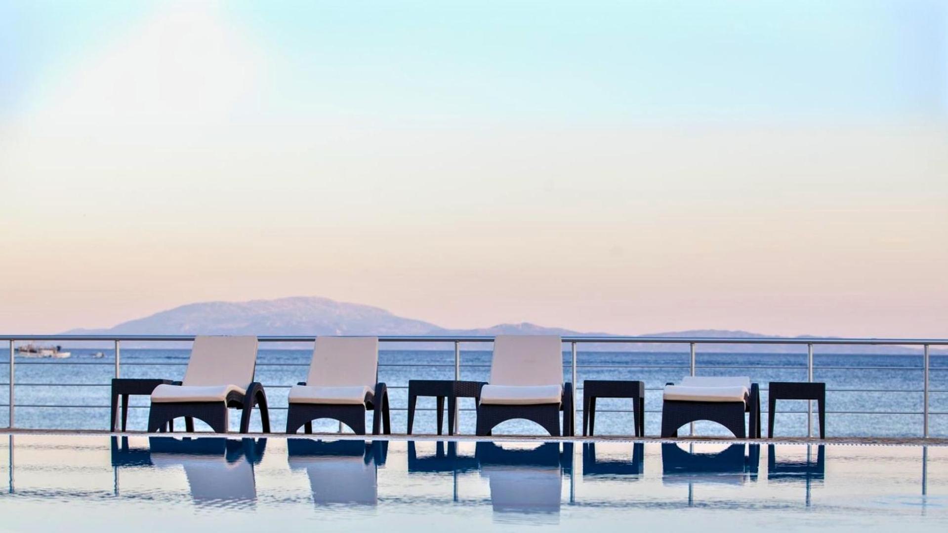 Blue Waves Luxury Suites By The Sea Apartment *
